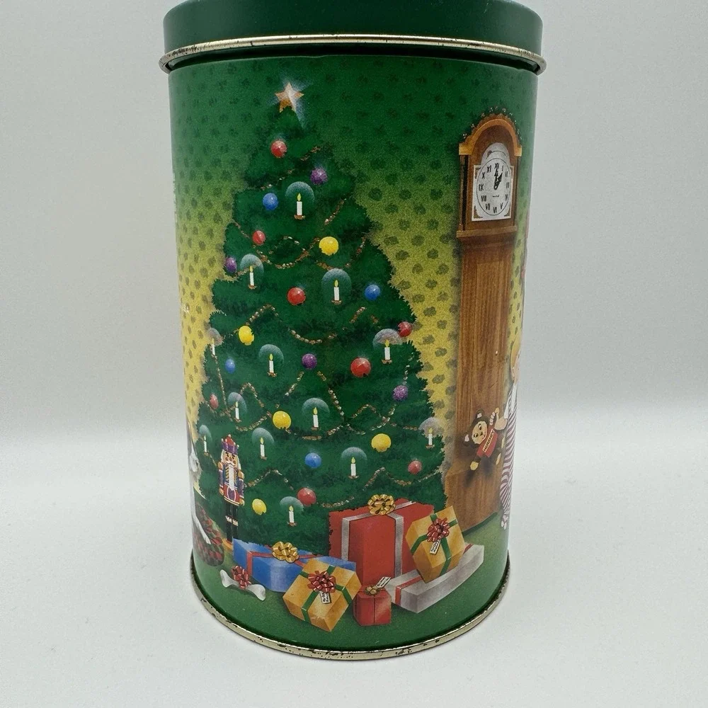 1993 Hershey Reeses Peanut Butter Cup Winter Christmas Santa Metal Tin‎ Vintage
